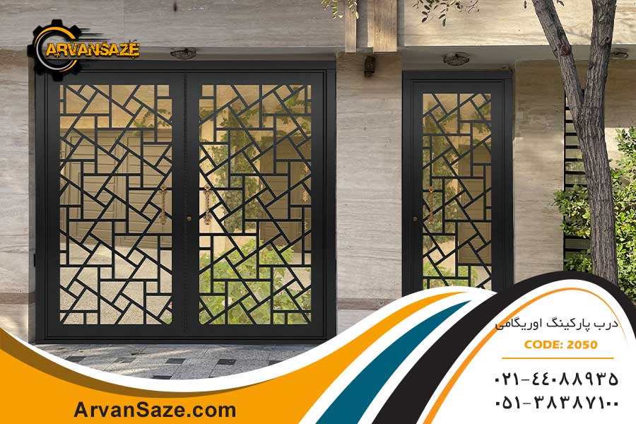 درب حیاط و پارکینگ ست، شیشه خور، نصب شده در نمای ساختمان جنوبی